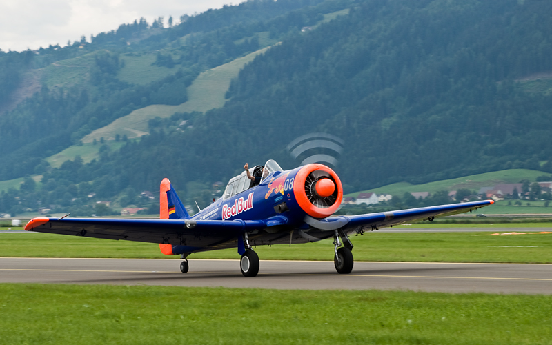 111_AirPower_T-6 Team na North American SNJ-5 Texan.jpg
